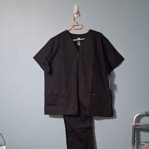 Dagacci Set Sz XL Comfortable Classic Scrubs for men offers a classic fit V-neck